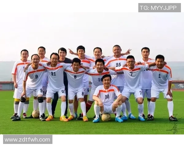 阿迪达斯足球明星广告展现运动激情与团队精神的完美结合